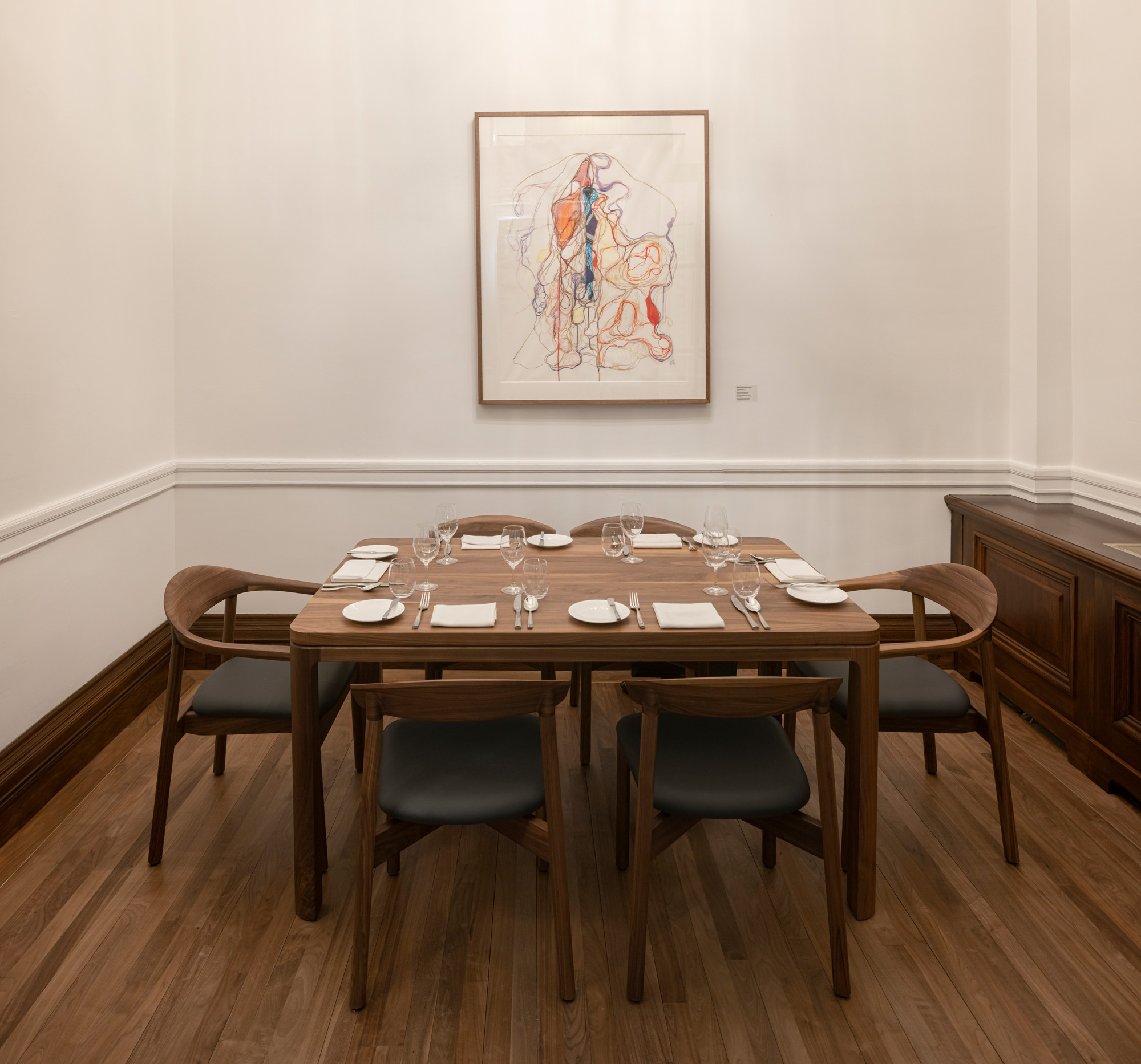 Private room in Le parlementaire with small Nord table and six Dune chairs